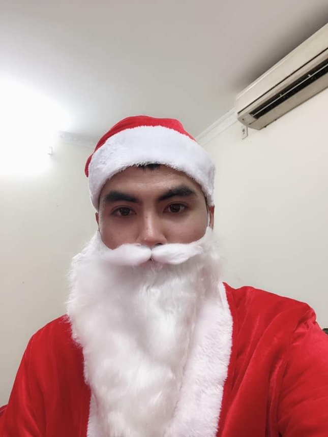 Các cầu thủ hóa thân thành ông già Noel: Đức Huy hiền bất ngờ, Duy Mạnh đẹp trai ngời ngời ảnh 2