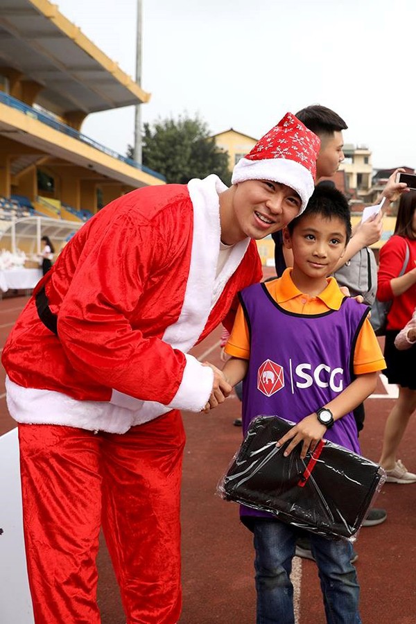 Các cầu thủ hóa thân thành ông già Noel: Đức Huy hiền bất ngờ, Duy Mạnh đẹp trai ngời ngời ảnh 3