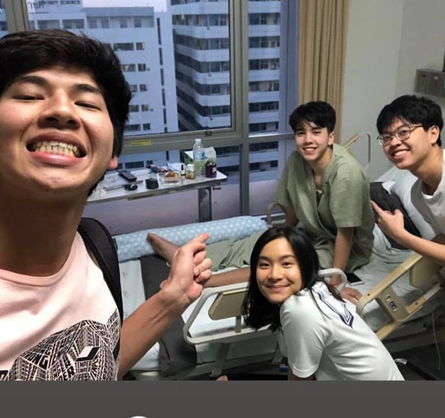 Series chứng minh soái ca thì làm gì cũng đẹp, ốm nhom đi viện vẫn khiến chị em "đổ" rầm rầm ảnh 4