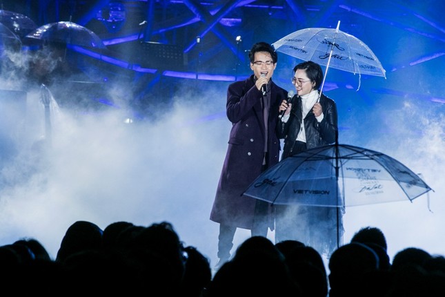 Hà Anh Tuấn xúc động hát tặng fan mất vì bệnh tim trong concert tại Đà Lạt ảnh 4