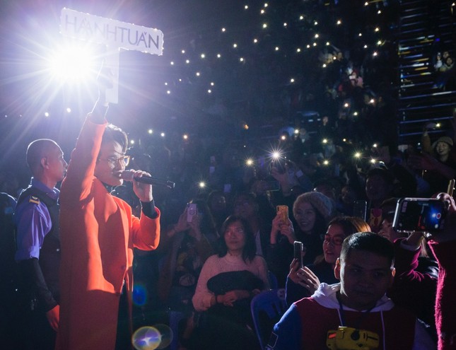 Hà Anh Tuấn xúc động hát tặng fan mất vì bệnh tim trong concert tại Đà Lạt ảnh 8