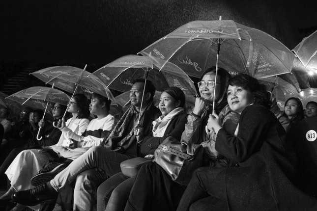 Hà Anh Tuấn xúc động hát tặng fan mất vì bệnh tim trong concert tại Đà Lạt ảnh 9