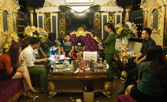 Toàn cảnh vụ "tiệc ma tuý tập thể" ở quán karaoke: Tạm đình chỉ công tác 2 giáo viên ảnh 1
