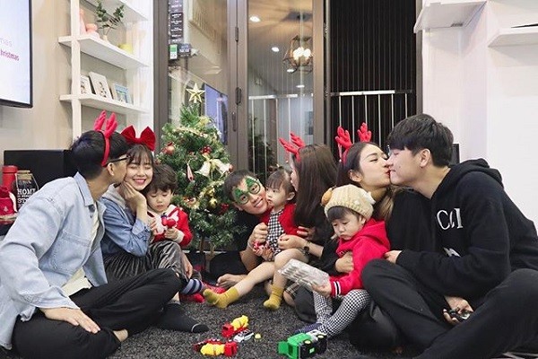 Bộ ba gia đình hot nhất mạng xã hội khoe ảnh tụ họp Giáng sinh khiến dân mạng xuýt xoa ảnh 1