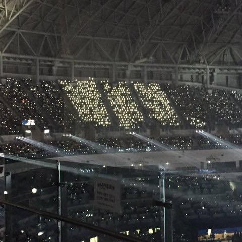SBS Gayo Daejun: A.R.M.Y bị tố "cướp chỗ" của fan MAMAMOO, EXO-L bị "ném đá" vì mang lightstick riêng ảnh 3