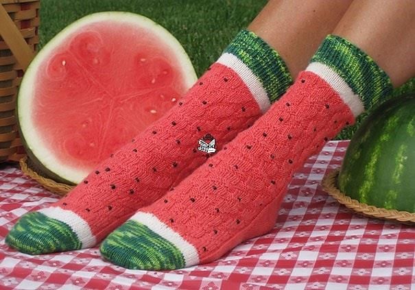 "Hot-trend" mới cho mùa lễ hội: Quần đùi gà, tất dưa hấu "khuynh đảo" giới trẻ ảnh 2