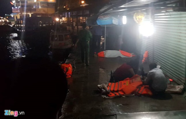 Chìm cano chở khách trên vịnh Nha Trang, ít nhất 2 người chết ảnh 1