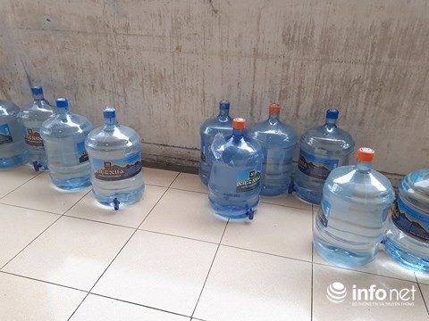 Ngàn học sinh tiểu học Hà Nội phải uống nước nhiễm khuẩn mủ xanh ở trường ảnh 1
