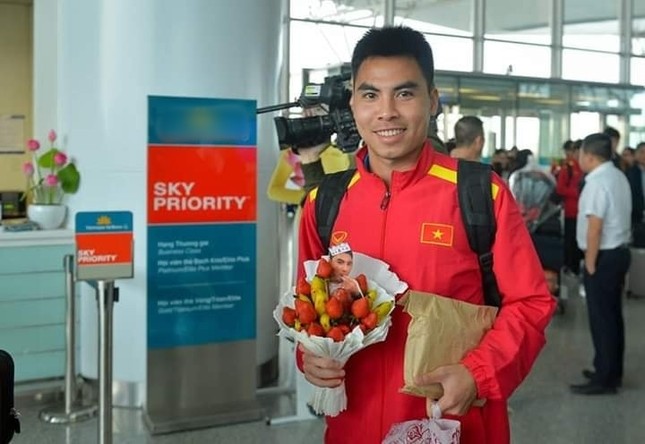Sang Qatar tập huấn, Đức Huy được tặng bó hoa trái cây, chưa kịp ăn đã bị anh em "xin miếng" ảnh 2