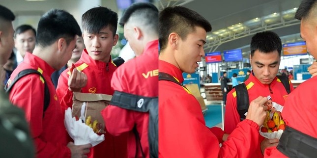 Sang Qatar tập huấn, Đức Huy được tặng bó hoa trái cây, chưa kịp ăn đã bị anh em "xin miếng" ảnh 4