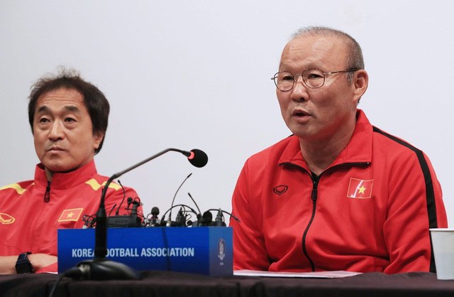 Trợ lý Lee Young Jin: "Mục tiêu của tuyển Việt Nam là vượt qua vòng bảng" ảnh 1