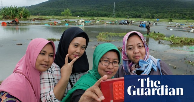 Vùng đất vừa bị sóng thần tàn phá trở thành điểm du lịch bất đắc dĩ để “câu like” ảnh 1