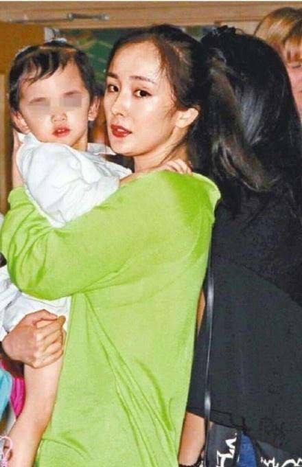 Đưa con đi chơi, Lưu Khải Uy bị chỉ trích không biết bảo vệ con, thua xa Dương Mịch ảnh 2