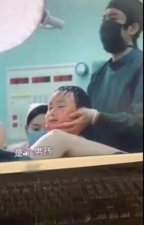 Chết cười cảnh trong phim: Em bé vừa ra đời đã... lớn tướng như trẻ lên 3 ảnh 2