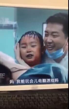 Chết cười cảnh trong phim: Em bé vừa ra đời đã... lớn tướng như trẻ lên 3 ảnh 3