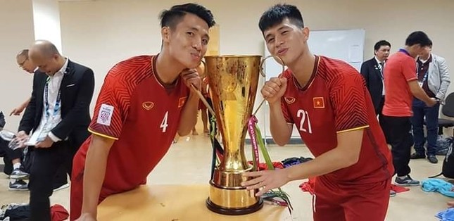 Miệng than thiếu hơi Trọng "Ỉn" mà "Tư" Dũng lại đi “ôm ấp” người mới thế này đây! ảnh 1