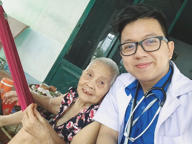 Có cháu gái đang ế, bà ngoại tranh thủ mai mối cho anh bác sĩ dễ thương khi đi khám bệnh ảnh 1