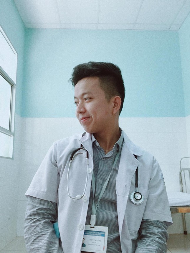 Có cháu gái đang ế, bà ngoại tranh thủ mai mối cho anh bác sĩ dễ thương khi đi khám bệnh ảnh 2