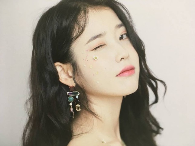 Ngạc nhiên chưa, đến cả tổng thống Hàn Quốc Moon Jae In cũng hâm mộ IU đây này! ảnh 1