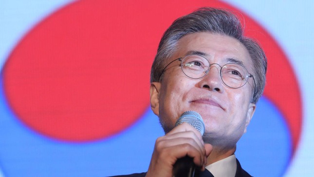 Ngạc nhiên chưa, đến cả tổng thống Hàn Quốc Moon Jae In cũng hâm mộ IU đây này! ảnh 2