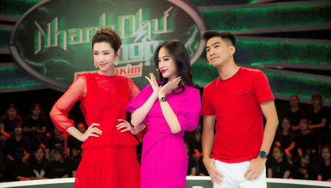 Diễn viên "Gạo nếp, gạo tẻ" Thúy Ngân đo sắc cùng Angela Phương Trinh tại "Nhanh như chớp" ảnh 2