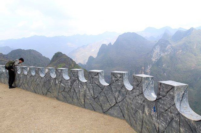Dân phượt bức xúc vì đèo Mã Pí Lèng nổi tiếng Hà Giang bị vẽ bậy ảnh 1