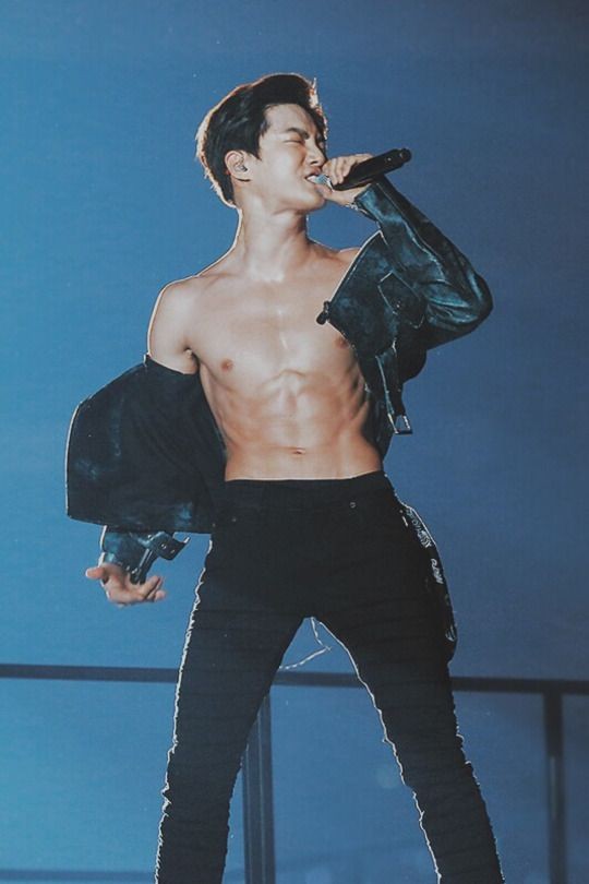 Suho tiết lộ lý do Kai luôn là thành viên duy nhất của EXO mặc áo croptop ảnh 3