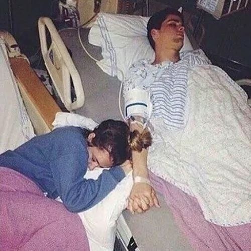Bộ ảnh cô gái bên giường bệnh sẽ khiến bạn tin vào khái niệm "tình yêu đích thực" ảnh 1