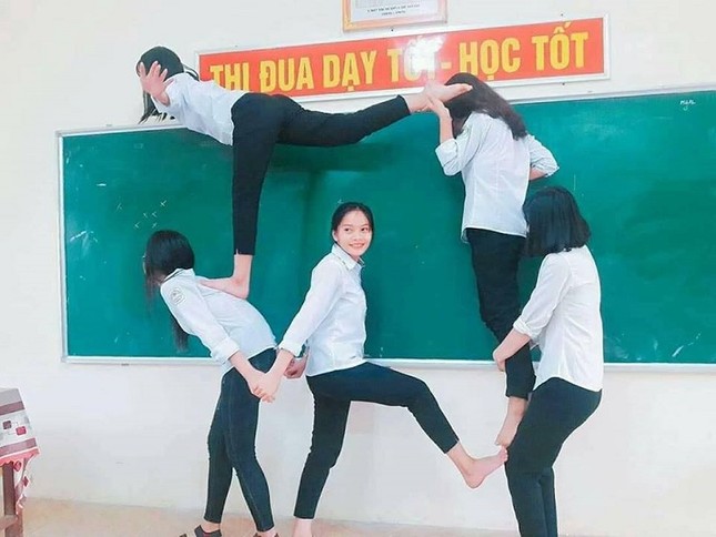 Thêm một cách chụp ảnh nhóm cực chất cho giới trẻ: Đầu chồng lên đầu, miệng cười thật tươi ảnh 10