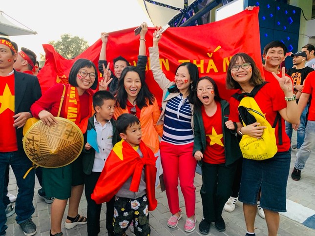 Hành trình cổ vũ của CĐV Việt Nam tại UAE: Từ sung sướng, tự hào đến vỡ òa hạnh phúc ảnh 1