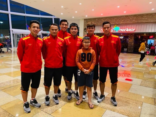 Hành trình cổ vũ của CĐV Việt Nam tại UAE: Từ sung sướng, tự hào đến vỡ òa hạnh phúc ảnh 14