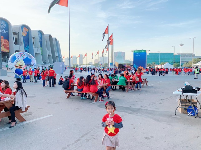 Hành trình cổ vũ của CĐV Việt Nam tại UAE: Từ sung sướng, tự hào đến vỡ òa hạnh phúc ảnh 3