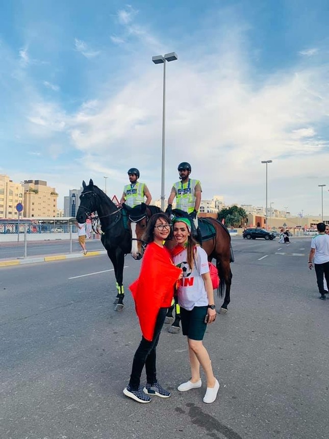Hành trình cổ vũ của CĐV Việt Nam tại UAE: Từ sung sướng, tự hào đến vỡ òa hạnh phúc ảnh 11