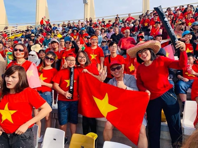 Hành trình cổ vũ của CĐV Việt Nam tại UAE: Từ sung sướng, tự hào đến vỡ òa hạnh phúc ảnh 7