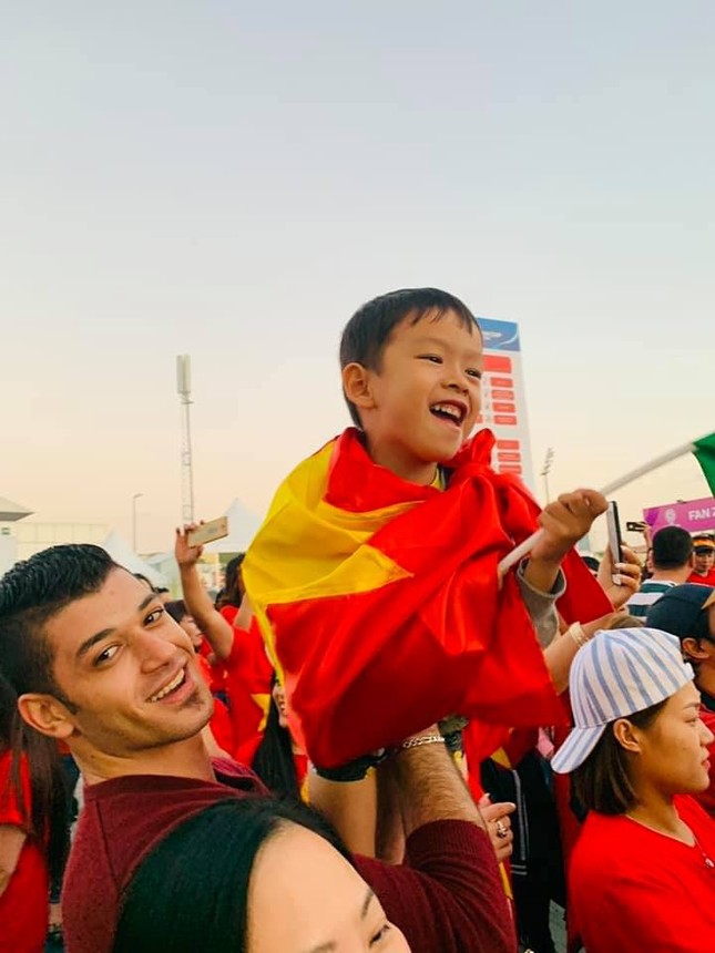 Hành trình cổ vũ của CĐV Việt Nam tại UAE: Từ sung sướng, tự hào đến vỡ òa hạnh phúc ảnh 13