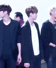 Hài hước khoảnh khắc idol nam "né" idol nữ như tránh tà ảnh 2
