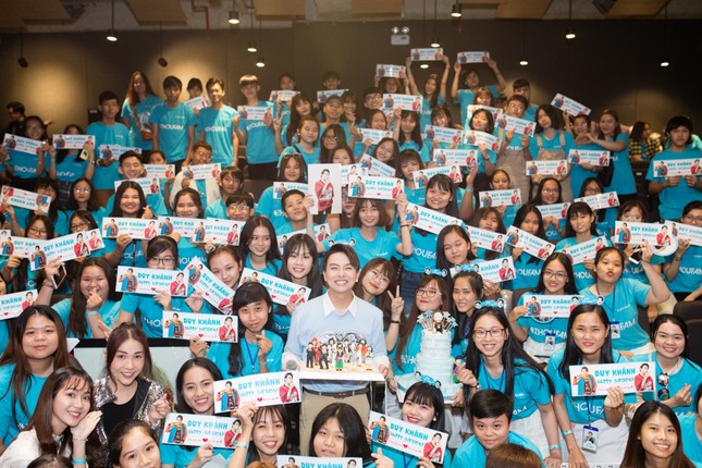 Duy Khánh xúc động rơi nước mắt trước tình cảm của khán giả trong buổi fan meeting ảnh 5