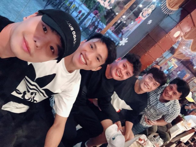 Duy Mạnh, Quang Hải song ca cùng Trịnh Thăng Bình, fan khuyên: "Hai anh nên tiếp tục đá bóng" ảnh 1
