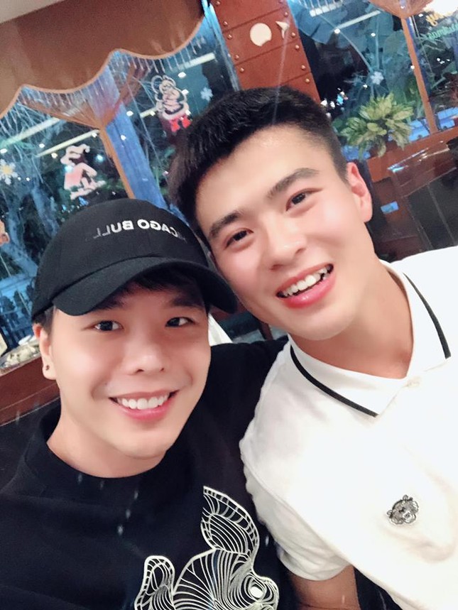 Duy Mạnh, Quang Hải song ca cùng Trịnh Thăng Bình, fan khuyên: "Hai anh nên tiếp tục đá bóng" ảnh 2