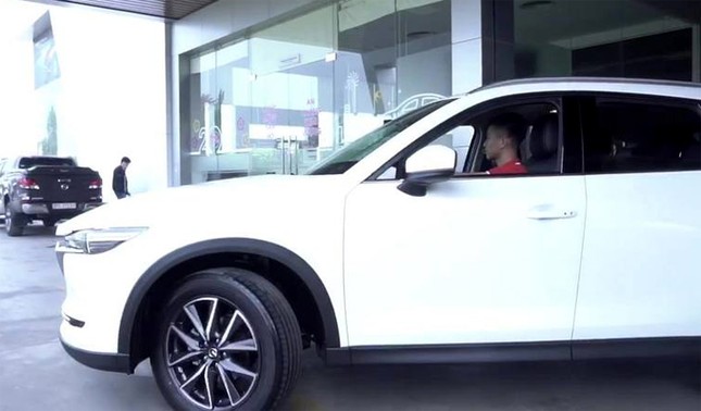 Vừa tậu "xế hộp" tiền tỷ, "tài xế say xe" Phan Văn Đức đã đâm móp đầu xe ảnh 1