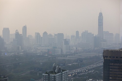Người dân Bangkok ho ra máu, dùng nội y thay khẩu trang vì ô nhiễm nặng ảnh 2