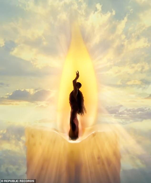 Ariana Grande bị tố "mượn" hình ảnh trái phép trong "God is a Woman" ảnh 2