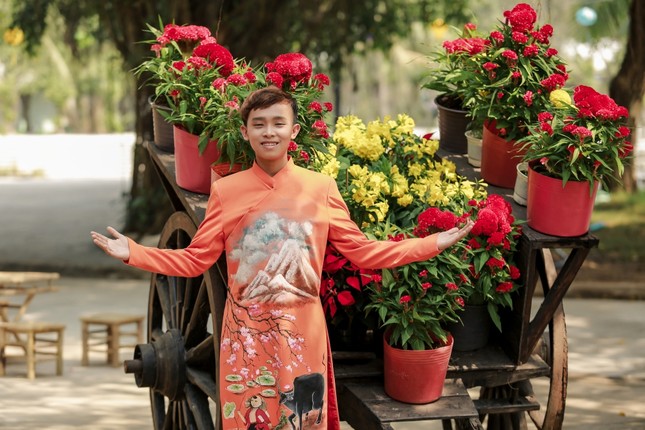 Ca sĩ Phi Nhung cùng các con nuôi diện áo dài truyền thống để quay MV mừng Xuân ảnh 2