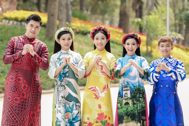 Ca sĩ Phi Nhung cùng các con nuôi diện áo dài truyền thống để quay MV mừng Xuân ảnh 3