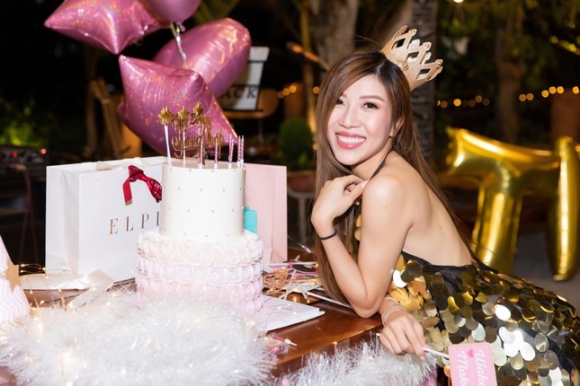 Trang Pháp bật khóc khi bị hội bạn thân “lừa” nhân dịp sinh nhật ảnh 3