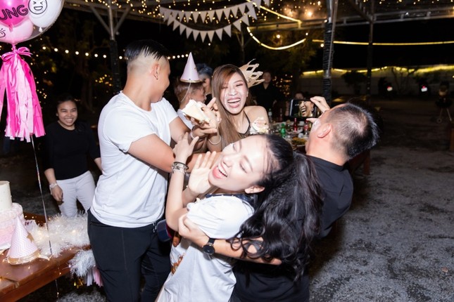 Trang Pháp bật khóc khi bị hội bạn thân “lừa” nhân dịp sinh nhật ảnh 4