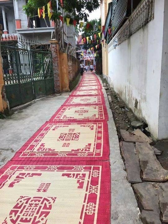 “Dở khóc dở cười” hình ảnh cả họ trải chiếu "từ nhà ra ngõ" khi biết cháu dẫn người yêu về ảnh 2