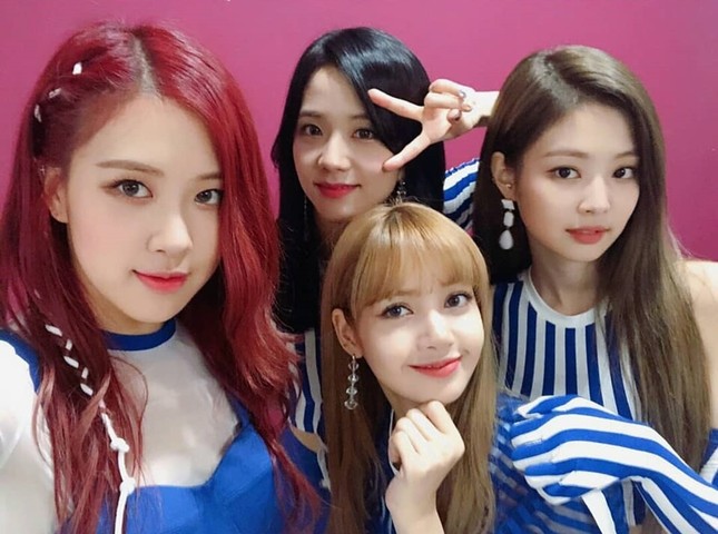 Hoa hậu Hương Giang khiến fan thích thú khi hát và nhảy theo Black Pink trong concert ảnh 1