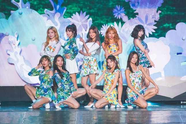 BXH giá trị thương hiệu girlgroup tháng 2: BLACKPINK tiếp tục dẫn đầu, TWICE để GFriend "vượt mặt" ảnh 3