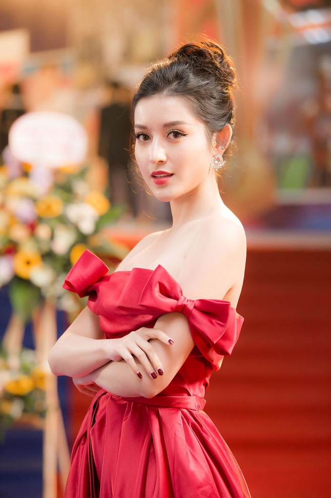Á hậu Huyền My khoe vai trần gợi cảm, ngả đầu tình cảm bên Đoàn Văn Hậu ảnh 2